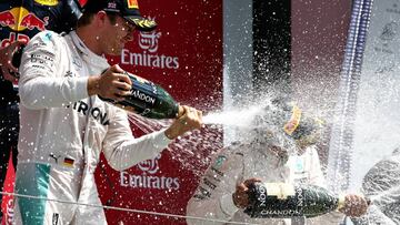 Nico Rosberg y Lewis Hamilton en el podium del GP Gran Bretaña.