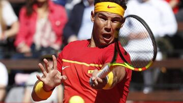 Rafa Nadal devuelve una bola ante Alexander Zverev durante su partido de cuartos de final de la Copa Davis 2018 entre Espa&ntilde;a y Alemania en Valencia.
 
 
 
 
 