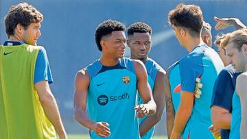 Marcos Alonso, Balde y Ansu felicitan a Gavi por su renovación antes de empezar el entrenamiento.