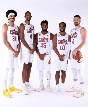 Los Cavaliers quieren ganar a lo grande, ganar mucho. De ser una de las grandes historias de la pasada temporada, una reconstrucción que aceleró y cubrió etapas mucho antes de lo previsto, han pasado a convertirse en legítimos aspirantes a hacer cosas grandes en la Conferencia Este con su irrupción en la operación del verano para llevarse a Donovan Mitchell, un súper talento cuya salida de Utah Jazz parecía cantada pero cuyo futuro apuntaba claramente a New York Knicks. Con un núcleo joven y en ascenso (Garland, Mobley, Allen, Okoro…) y veteranos como Kevin Love y Ricky Rubio, que sigue recuperándose de su lesión de rodilla, los Cavs ya no aspiran a sorpresa u outsider: quieren hacer cosas importantes.