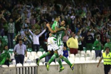 Betis-Vitoria Guimaraes. Vadillo y Chuli celebran el 1-0.