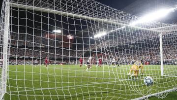 Dani Parejo marca de penalti al Alav&eacute;s.