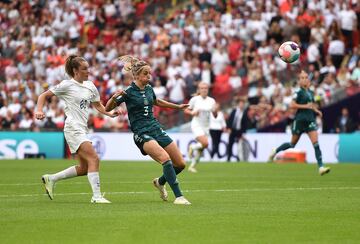 Ella Toone marca el 1-0 para Inglaterra. 
