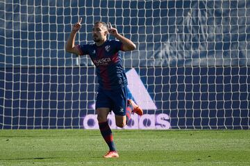 Real Madrid 3-1 Huesca | Ferreriro recort¨® distancias. Recibi¨® en el segundo palo un buen centro de Rafa Mir desde la izquierda y remat¨® a bocajarro totalmente solo para batir a Courtois.