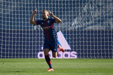 Real Madrid 3-1 Huesca | Ferreriro recortó distancias. Recibió en el segundo palo un buen centro de Rafa Mir desde la izquierda y remató a bocajarro totalmente solo para batir a Courtois.