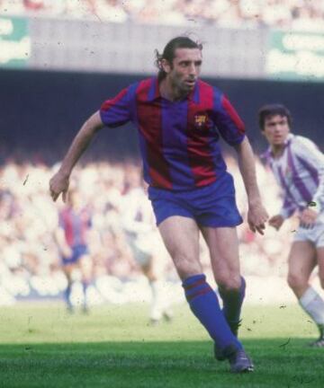 Enrique Castro 'Quini' que entre el Sporting de Gijón y Barcelona jugó desde 1968 a 1987, ocupa la QUINTA posición con 488 puntos.