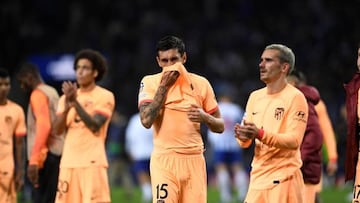 Los jugadores del Atlético, al final del encuentro ante el Oporto que les deja fuera de Europa.