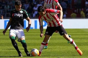 Pese a que no pudo estrenarse como goleador en la Eredivisie, el joven de 20 se ganó la confianza del entrenador que le permitió sumar 437 minutos en la pasada campaña. Con información de Embajadores Azteca.