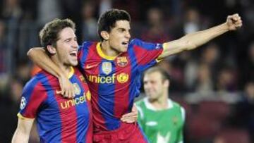 <b>FELICIDAD CANTERANA. </b>Bartra abraza a Fontás, tras marcar el primer gol del Barça.