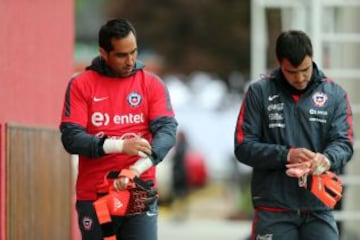 La selección chilena completa poco a poco su contingente.