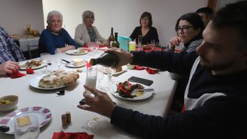 25-12-2020. Terrassa. Reuniones navidenas en familia para comer y beber y el numero de personas. &copy; Foto: Cristobal Castro.