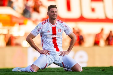 El delantero de 32 años regresa al fútbol argentino después de siete años en Europa y tras su paso por el Inter de Porto Alegre. El argentino firma hasta diciembre de 2026 con el Pincha.