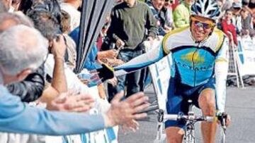 Contador saludando a la afición.