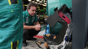 Fernando Alonso espera fuera del garaje de su equipo durante la primera sesión de prácticas del Gran Premio de Australia de Fórmula Uno en Albert Park, Melbourne.