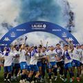 Los jugadores del Deportivo de La Coruña celebran en el estadio de Riazor el ascenso a segunda división.