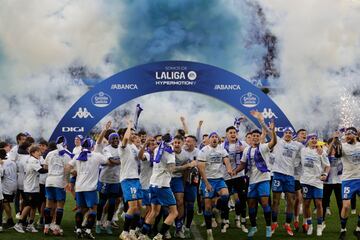 Los jugadores del Deportivo de La Coruña celebran en el estadio de Riazor el ascenso a segunda división.