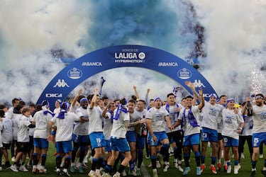 Los jugadores del Deportivo de La Coruña celebran en el estadio de Riazor el ascenso a segunda división.