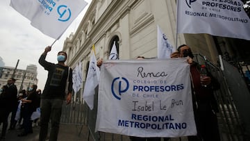 Santiago, 11 de mayo 2022.
El presidente del Colegio de Profesoras y Profesores, Carlos Díaz, junto a organizaciones sociales vinculadas con la educacion se reune afuera de la sede de la Convencion Constitucional para demandar el derecho a una, educación publica estatal – comunitaria.
Jonnathan Oyarzun/Aton Chile