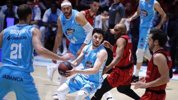 Lucio Redivo intenta superar a varios rivales en el partido entre Fuenlabrada y Caf&eacute; Candelas Breog&aacute;n.