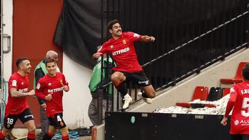 Abdón Prats, del Mallorca, celebra su gol ante el Rayo.