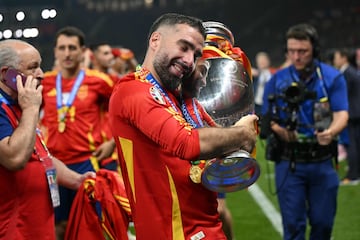 Dani Carvajal se abraza al trofeo de la Eurocopa.