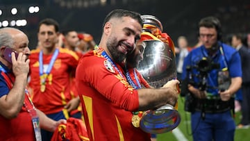 Dani Carvajal se abraza al trofeo de la Eurocopa.