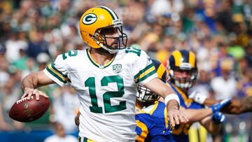 LOS ANGELES, CA - OCTOBER 28: Quarterback Aaron Rodgers #12 of the Green Bay Packers looks to make a pass in the first quarter against the Los Angeles Rams at Los Angeles Memorial Coliseum on October 28, 2018 in Los Angeles, California. Joe Robbins/Getty Images/AFP
== FOR NEWSPAPERS, INTERNET, TELCOS & TELEVISION USE ONLY ==