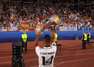 Casemiro celebra el título con los seguidores.