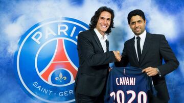 Cavani y Al-Khelaifi con la camiseta que oficializa la renovaci&oacute;n del uruguayo hasta 2020.