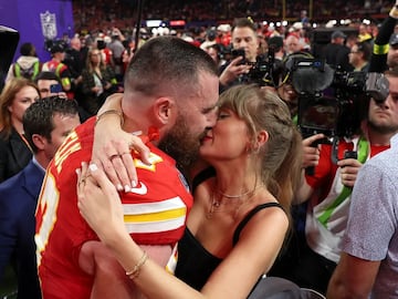 Después de salir durante casi un año, Taylor Swift y Travis Kelce finalmente han hecho oficial su relación en Instagram.