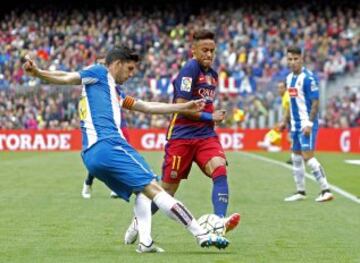 Neymar pelea el balón con Javi López.