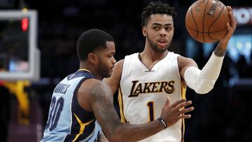 PBX0. Los Angeles (United States), 02/04/2017.- Los Angeles Lakers D&#039;Angelo Russell (R) works against Memphis Grizzlies Troy Daniels (L) in first half action of their NBA basketball game in Los Angeles, California, USA 02 April 2017. (Baloncesto, Estados Unidos) EFE/EPA/PAUL BUCK