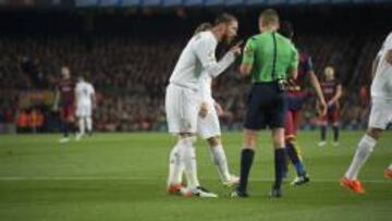 Sergio Ramos protesta a Hernández Hernández en el último Clásico en el Camp Nou.