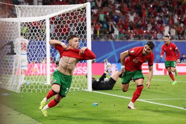 La selección portuguesa ganó en su debut con un gol tardío de de Francisco Conceicao. Su capitán, Cristiano Ronaldo, lo celebró en la cara del portero Stanek con un gesto de rabia y el puño cerrado. Una celebración que enseguida ha sido criticada por antideportiva.
