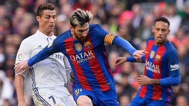Cristiano ante Messi y Neymar en un Clásico de 2016.