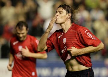 El delantero serbio jugó en el Club Atlético Osasuna en la última etapa de su carrera profesional. Llegó en la temporada 07/08 procedente del Parma. En España se le recuerda, además, por su paso por el Zaragoza, Espanyol y Celta de Vigo.