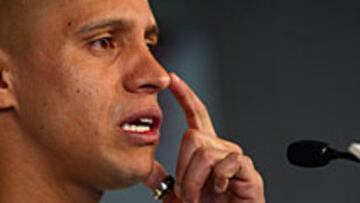<b>INDIGNADO. </B>Roberto Carlos no se ha mordido la lengua a la salida de la reunión de Nyon.