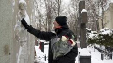 Jos&eacute; &Aacute;ngel Iribar visita la tumba de su amigo Lev Yashin en el cementerio cat&oacute;lico Vaganskovo de Mosc&uacute;. 