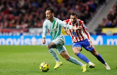 El extremo bético hizo un nuevo tanto decisivo para su equipo. Aunque la colaboración del portero atlético fue decisiva. No obstante el remate es muy bueno.