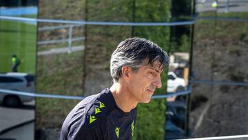 SAN SEBASTIÁN, 23/08/2024.- El entrenador de la Real Sociedad, Imanol Alguacil, este viernes, durante una sesión de entrenamiento en el campo de entrenamiento de Zubieta, en San Sebastián. EFE/Javier Etxezarreta