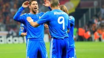 Ramos felicita a Benzema tras su gol.