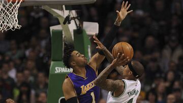 Isaiah Thomas trata de dejar una bandeja ante D&#039;Angelo Russell.