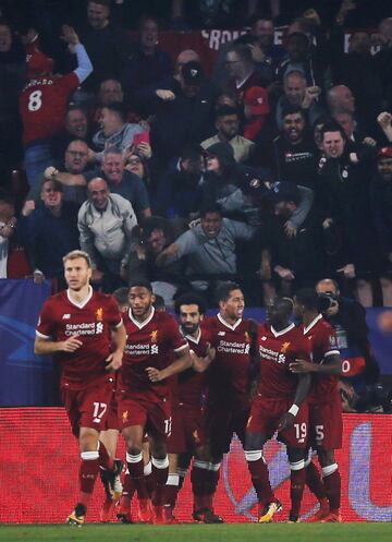 0-1. Roberto Firmino celebró el primer gol.