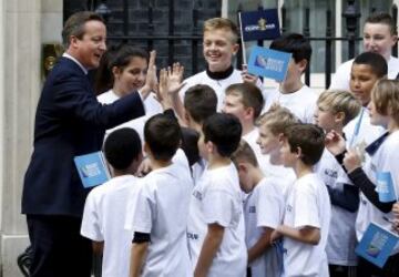 El Primer Ministro británico, David Cameron,  con escolares antes de la llegada de la Copa Webb Ellis, trofeo del Mundial.