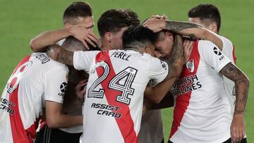 River Plate&#039;s defender Fabrizio Angileri celebrates with teammates after scoring the team&#039;s second goal against Colon during their Argentine Professional Football League match at the Monumental stadium in Buenos Aires, on April 11, 2021. (Photo by ALEJANDRO PAGNI / AFP)