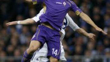 Dynamo Kiev's Vitaliy Buyalskiy (back) goes for a header with Fiorentina's Matias Fernandez during their Europa League quarter-final first leg match at the Olympic stadium in Kiev, April 16, 2015. REUTERS/Valentyn Ogirenko