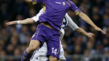 Dynamo Kiev&#039;s Vitaliy Buyalskiy (back) goes for a header with Fiorentina&#039;s Matias Fernandez during their Europa League quarter-final first leg match at the Olympic stadium in Kiev, April 16, 2015. REUTERS/Valentyn Ogirenko