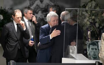 Enrique Cerezo acude a despedirse de Amancio a la capilla ardiente en el Santiago Bernabéu.