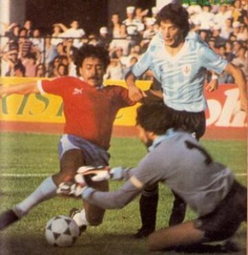 El partido del 'Gol imposible' de Jorge Aravena por las Eliminatorias al Mundial de México 1986. En el partido preliminar, entre Magallanes y Colo Colo, la hinchada 'charrúa' salió a provocar a los chilenos. El público local respondió en el partido de fondo, lanzándole frutas a los seleccionados de la celeste. En la cancha, el central uruguayo Nelson Gutiérrez amenazaba con 'quebrar' a Carlos Caszely. A lo que el 'Rey del metro cuadrado' respondía con un 'hazlo, así me transformas en héroe nacional'.