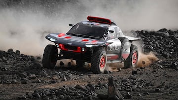 Team Audi Sport's Spanish driver Carlos Sainz and his Spanish co-driver Lucas Cruz steer their car during the stage 8 of the 2024 Dakar Rally, between Al Duwadimi and Hail, Saudi Arabia, on January 15, 2024. (Photo by PATRICK HERTZOG / AFP)